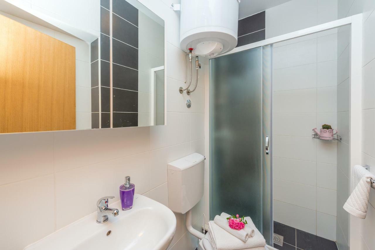Apartament Fora *