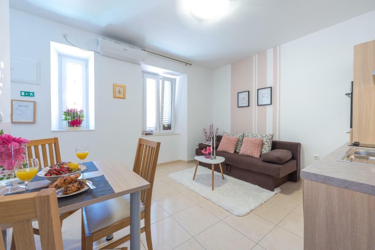 Apartament Fora