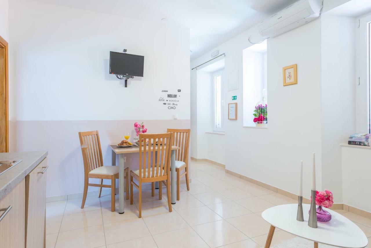 Apartament Fora *